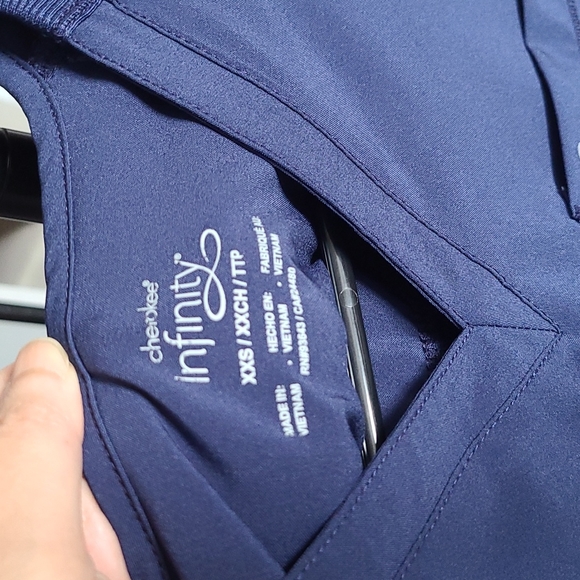 Cherokee Infinity Scrub Top - Picture 4 of 7